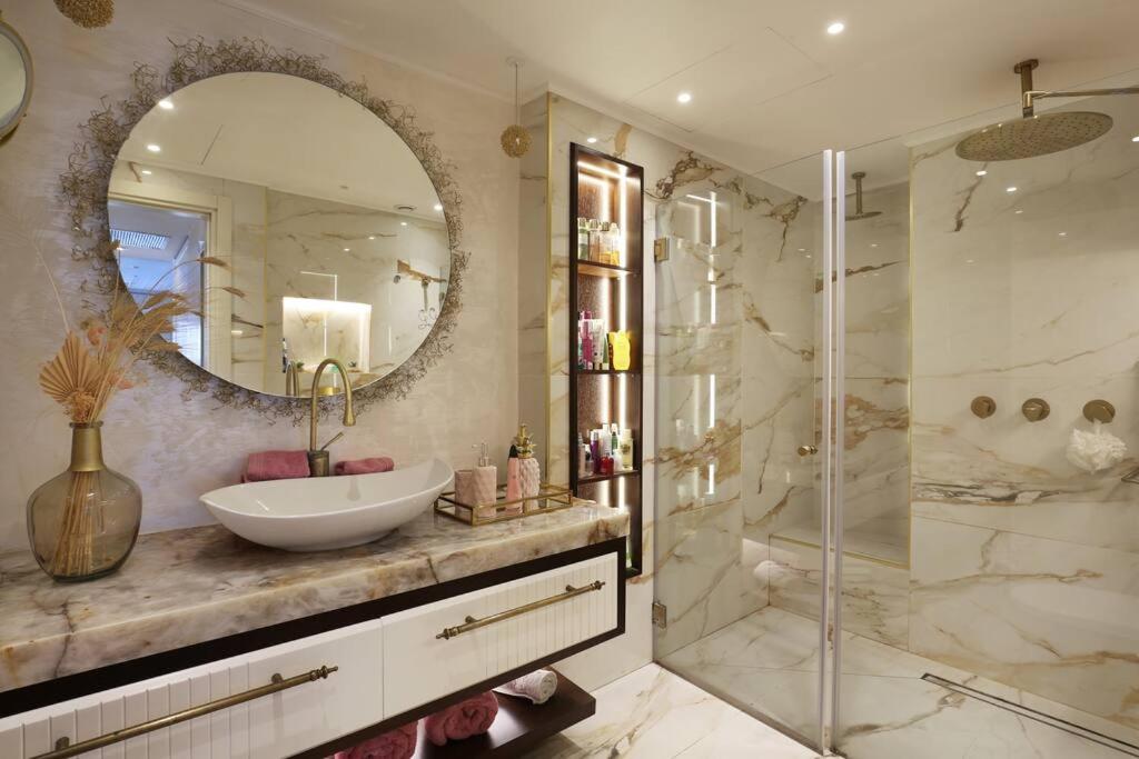 Versace House Apartment *